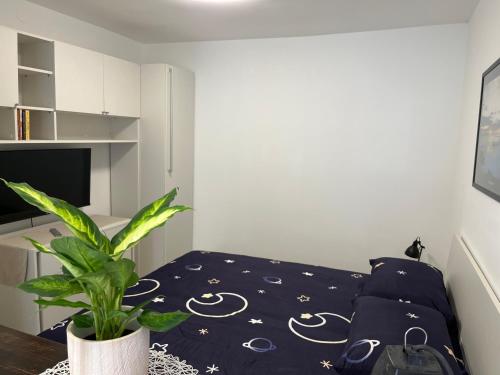 Un dormitorio con una cama con una almohada con un oso encima. en ANGELS - ANNA, en Pula