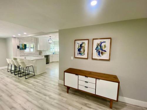 ein Wohnzimmer mit einer Küche und einem Esszimmer in der Unterkunft House on Hibiscus: #SiestaBeach in Sarasota