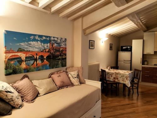 ヴェローナにあるCatullianaのリビングルーム(壁に絵画が描かれたソファ付)