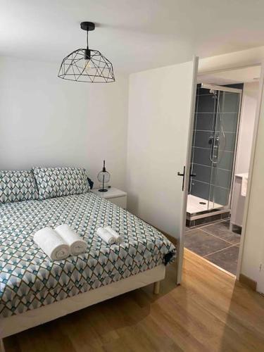 A bed or beds in a room at Appartement plein coeur village