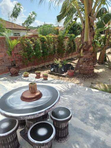 Un jardín fuera de Narayana Vacation Home