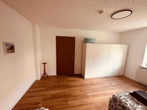 ein leeres Zimmer mit einem Schrank und einer Tür in der Unterkunft Villa 12 in Ketzin