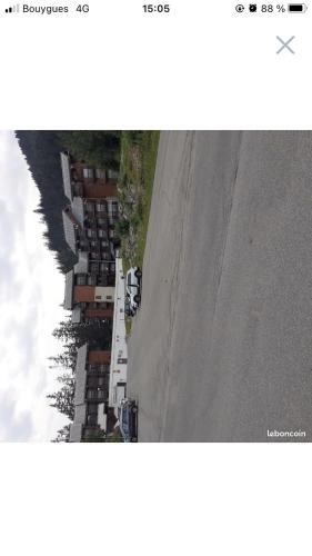 une vue aérienne sur un parking à côté d'une route dans l'établissement Studio à la montagne / Sommand/Praz-de-Lys, à Mieussy