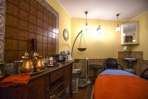 Cette chambre dispose d'une cuisine avec un lit. dans l'établissement Медицински Център Аюрведа, à Sveti Vlas
