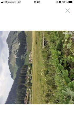 Vue aérienne d'une route à côté d'une rivière dans l'établissement Studio à la montagne / Sommand/Praz-de-Lys, à Mieussy
