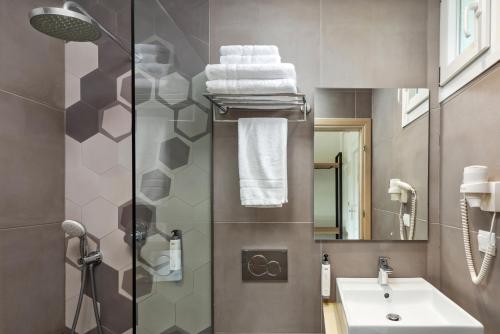 een badkamer met een wastafel en een douche bij La Maison Corfu - Adults Only in Ýpsos