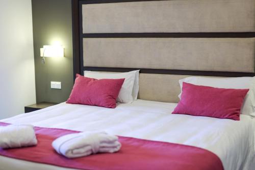 Katil atau katil-katil dalam bilik di Hotel Saint Christophe