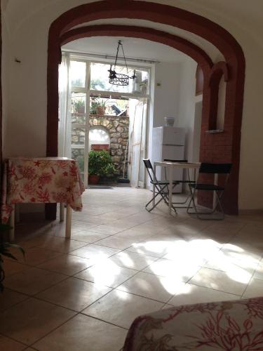 a living room with a table and chairs and a window at Il Raggio in Capri