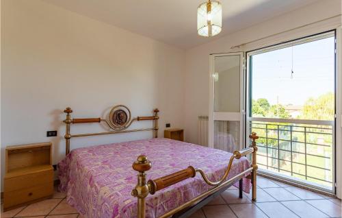 ein Schlafzimmer mit einem Bett und einem großen Fenster in der Unterkunft 2 Bedroom Cozy Home In Altopascio in Altopascio