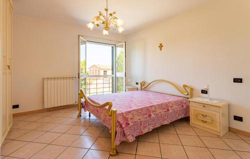 2 Bedroom Cozy Home In Altopascioにあるベッド