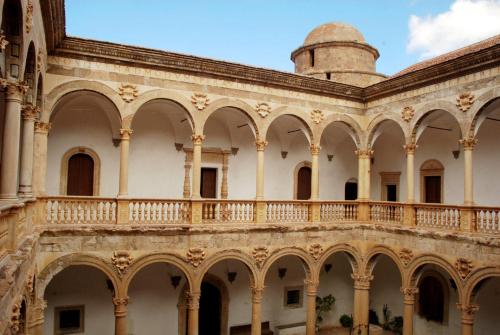 ein altes Gebäude mit einem Balkon und einer Kuppel darüber in der Unterkunft Apartamento La Medina in Guadix