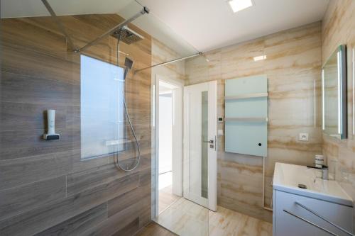 a bathroom with a shower and a sink at Dovolenkový dom TatraGarden Soul in Gerlachov