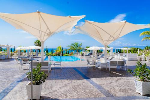 The swimming pool at or close to Villa La Perla