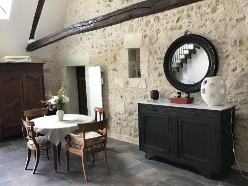 une salle à manger avec une table et un miroir dans l'établissement Loft à Tours Nord, à Tours