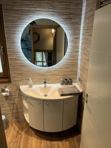 a bathroom with a sink and a mirror at Ferienhaus 39 Kratzmühle Altmühlthal in Kinding