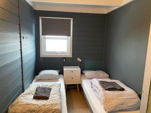 Habitación con 2 camas y ventana en Voss - Flott hytte i Bavallen, en Skulestadmo