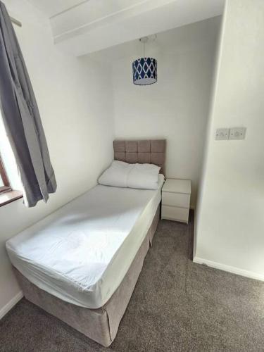 Ένα ή περισσότερα κρεβάτια σε δωμάτιο στο Amazing 6BR, Sleeps 10, Large Garden, Free Parking