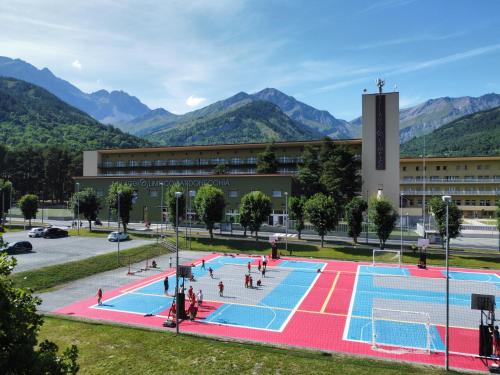 un'immagine di una piscina di fronte a un edificio di Villaggio Olimpico a Bardonecchia