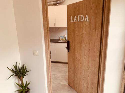una puerta a una cocina con las palabras laba escritas en ella en LAGA&LAIDA APARTAMENTOS GERNIHOST en Urdaibai, en Guernica y Luno