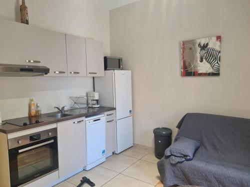 Il comprend une cuisine équipée d'un réfrigérateur et d'une cuisinière. four supérieur dans l'établissement Le Kallisté, à Vaison-la-Romaine