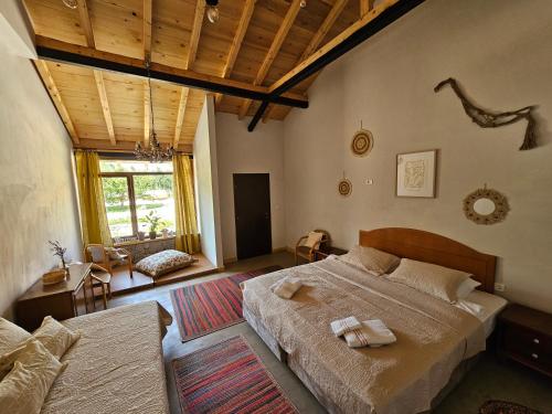 的住宿－Chateau Orman，一间卧室,卧室内配有一张大床