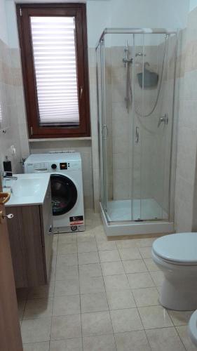 łazienka z prysznicem i pralką w obiekcie Casa vacanza Luna w mieście Orte