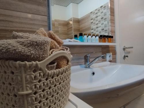 y baño con lavabo, espejo y lavabo. en Apartment Serenity, en Ohrid