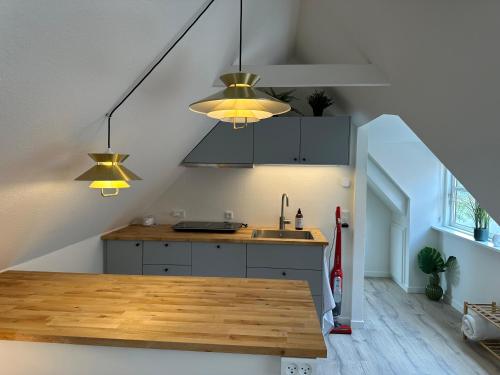 Kuchyň nebo kuchyňský kout v ubytování Loftlejlighed i centrum