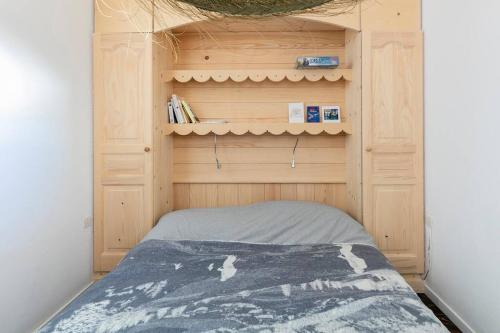 Ένα ή περισσότερα κρεβάτια σε δωμάτιο στο La haut, dans les montagnes ...