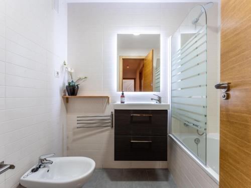 ein Bad mit einem Waschbecken und einem Spiegel in der Unterkunft Faro's Malaga Citylights - Amazing Roof Terrace in Málaga