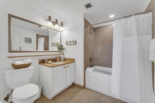 奧蘭多的住宿－2BR condo minutes to Disney Springs，浴室配有卫生间、盥洗盆和淋浴。