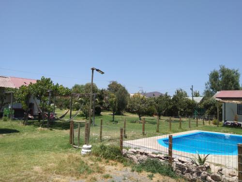 een huis met een zwembad in een tuin bij Conectar con la naturaleza te hará más feliz in Melipilla