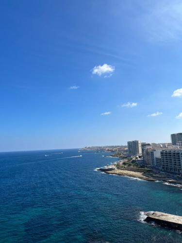 - une vue aérienne sur l'océan et la ville dans l'établissement My apartment to rent one room, à Sliema