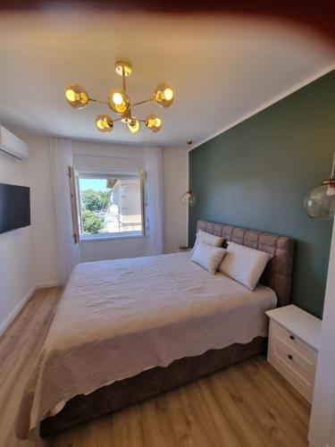 ein Schlafzimmer mit einem großen Bett und einem Fenster in der Unterkunft Apartment with view on city marine in Zadar