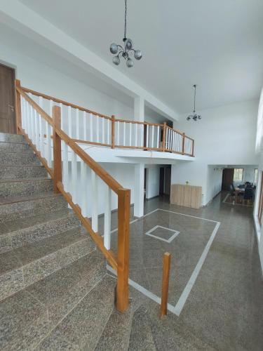 Pensiunea Paradiso Sarinasuf في موريغيول: غرفة فارغة مع درج في بيت