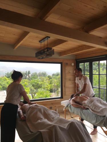 a man and a woman in a room with beds at El Violin Experiencia Adults only in Melegis