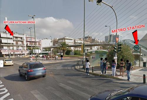 uma rua com um carro numa rua da cidade em Best View Katechaki Bridge Metro em Atenas
