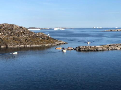 um grupo de barcos em um grande corpo de água em ISIKKIVIK Saarloq 