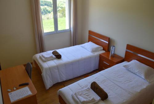 Llit o llits en una habitació de Costa's Guest House