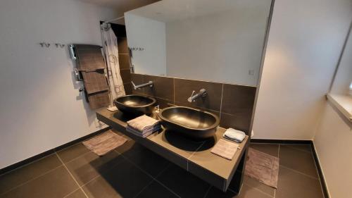 Baño con 2 lavabos y espejo en Wohnung Panoramablick, en Seefeld in Tirol