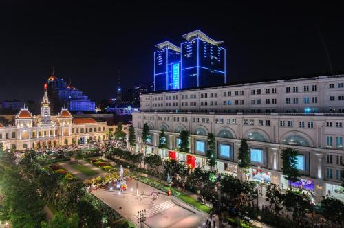 - une vue sur une ville de nuit avec des bâtiments dans l'établissement JOY HOSTEL, à Hô-Chi-Minh-Ville