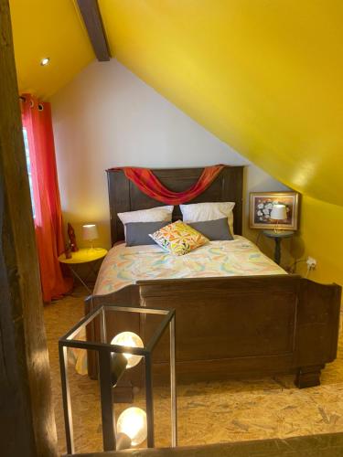 1 dormitorio con 1 cama con cabecero de madera en SousmonToi, en Illkirch-Graffenstaden