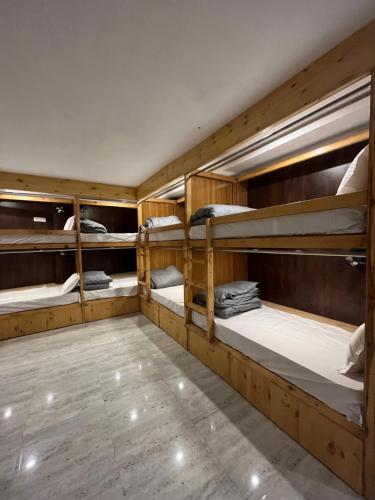 Ein Etagenbett oder Etagenbetten in einem Zimmer der Unterkunft HOG - House of Gypsy