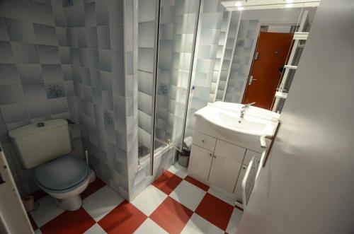 a bathroom with a toilet and a sink at Studio cabine + Parking : proche plage in Canet-en-Roussillon