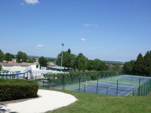 una pista de tenis con 2 pistas de tenis en Camping margot, en Archiac