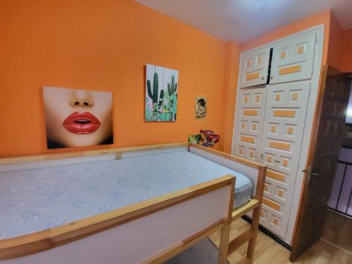 艾姆布里亞布拉瓦的住宿－casa empuriabrava，一间卧室设有橙色的房间,配有桌子和门