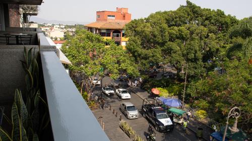 an overhead view of a city street with cars parked at Suites Las Plazas in Cuernavaca