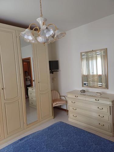 - une chambre avec une commode et un grand miroir dans l'établissement La terrazza, à Tuoro sul Trasimeno