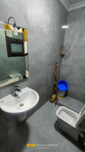 uma casa de banho com um lavatório e um WC em Porto said em Port Said