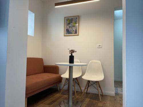 une chambre avec une table, deux chaises et un canapé dans l'établissement Central Studio Apartments, à Tirana